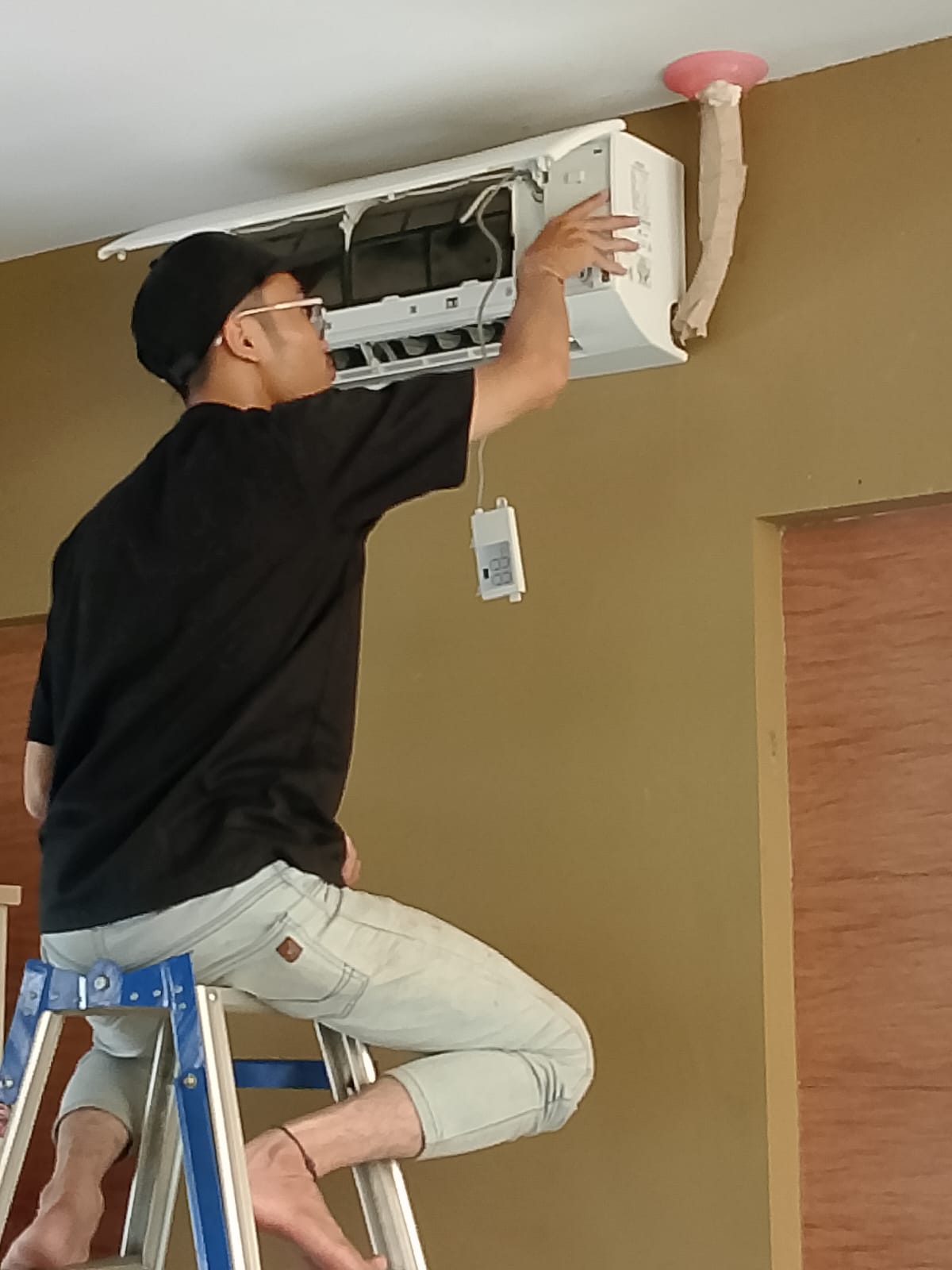 Cuci AC split di rumah pelanggan Bekasi
